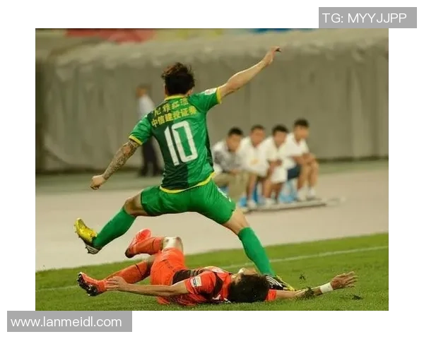 足球明星醉酒夜店狂欢引发热议众人关注其私生活与职业形象